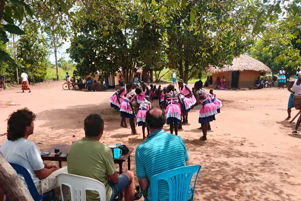 Acholi Tour.dances Acholi Tour.dances